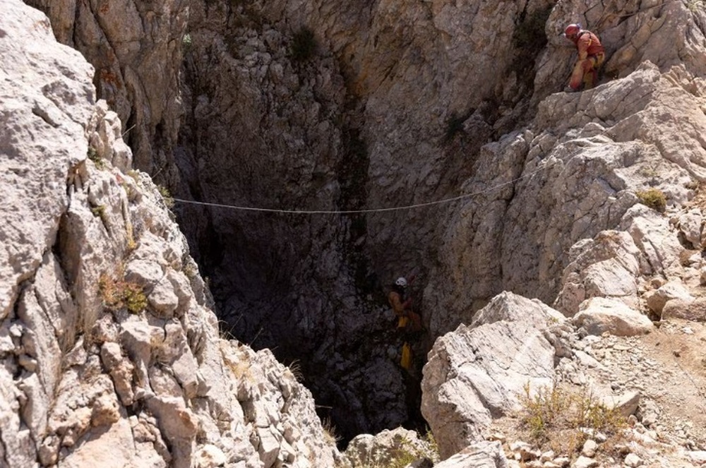 Cuộc đua giải cứu nhà thám hiểm người Mỹ mắc kẹt dưới hang động sâu hơn 1.000m - Ảnh 6.