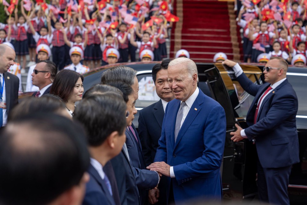 Tài khoản mạng xã hội của Tổng thống Biden đăng hình ảnh về ngày đầu tiên thăm Việt Nam - Ảnh 3.
