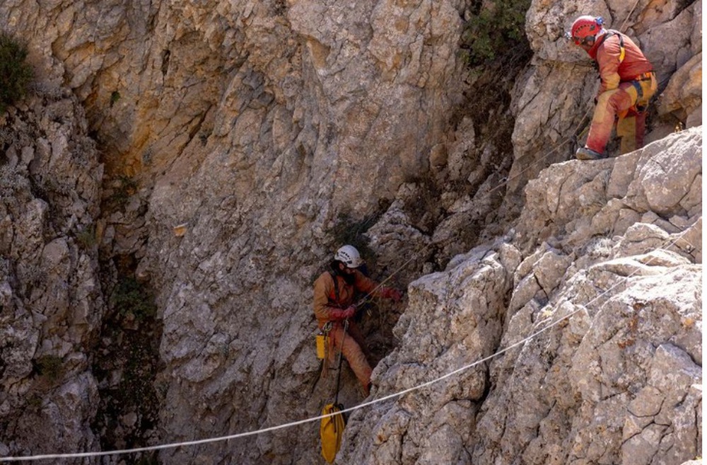 Cuộc đua giải cứu nhà thám hiểm người Mỹ mắc kẹt dưới hang động sâu hơn 1.000m - Ảnh 1.