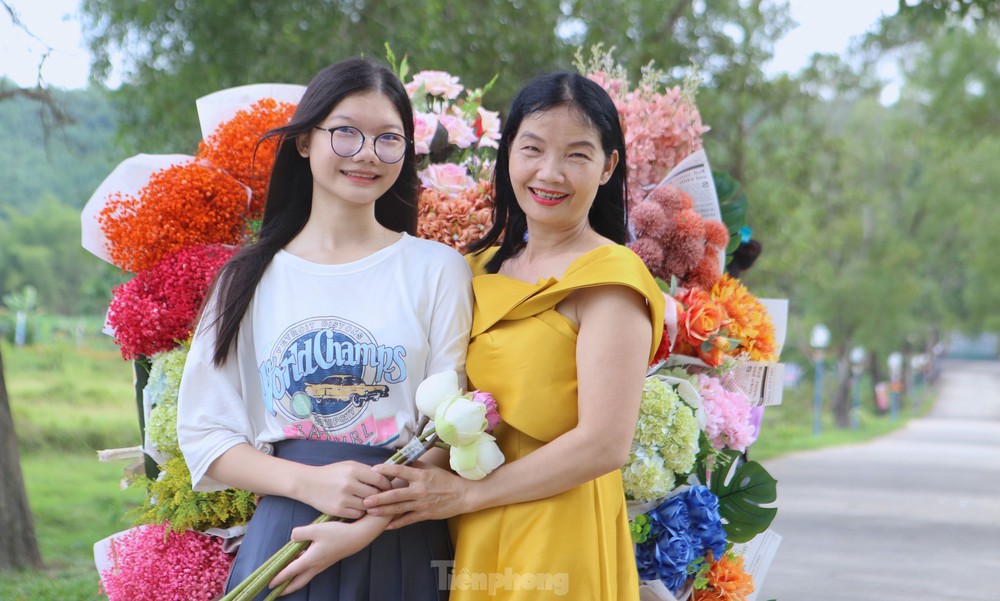 Cô gái 9x kiếm tiền triệu từ dịch vụ xe hoa chở mùa thu Hà Nội về Hà Tĩnh - Ảnh 12.