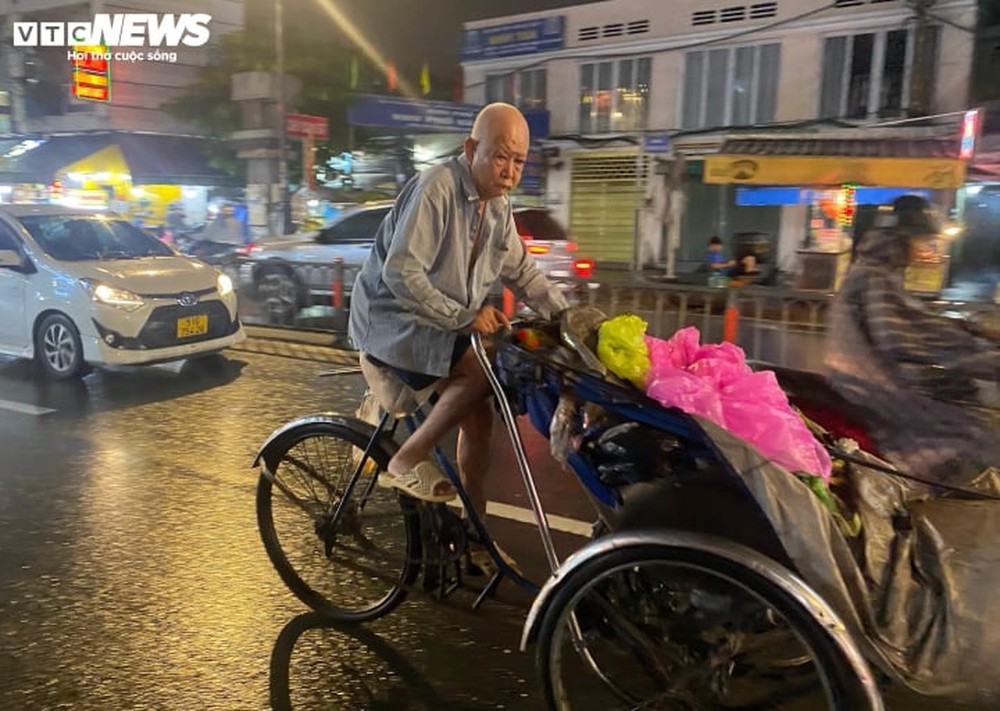 Cụ ông 93 tuổi đạp xích lô kiếm sống, vẫn đau đáu giúp người khổ hơn mình - Ảnh 4.