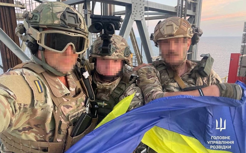 Video lực lượng đặc nhiệm Ukraine giành lại giàn khoan ở Biển Đen - Ảnh 3.
