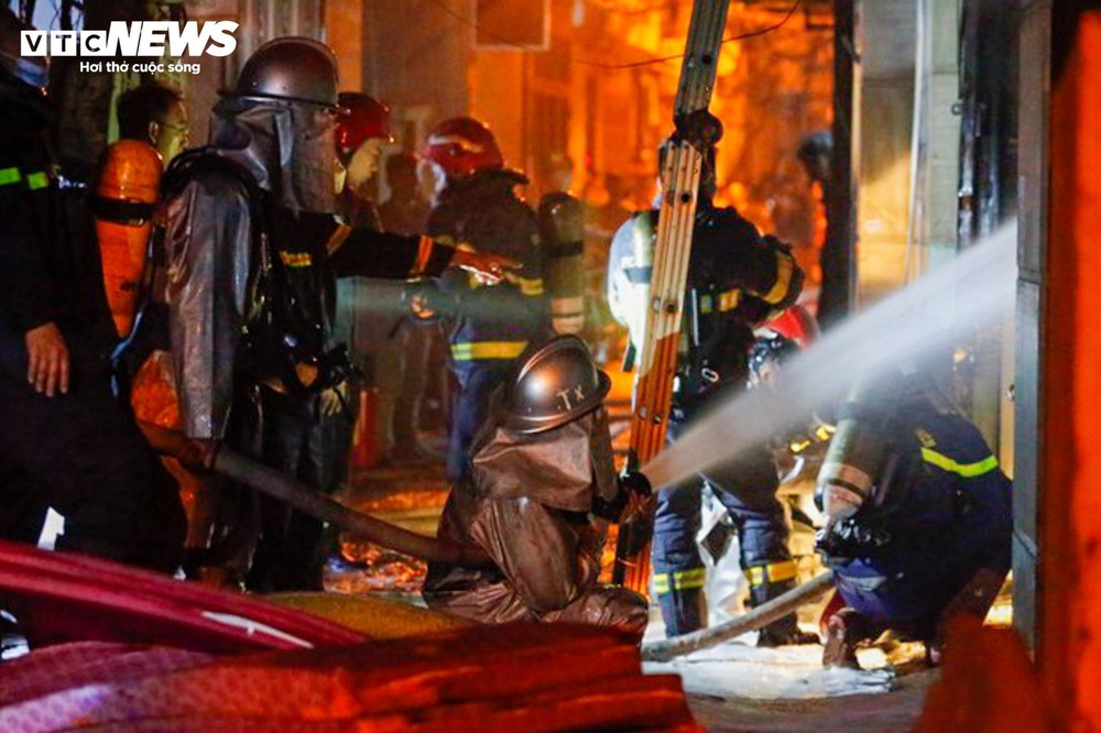 Hiện trường vụ cháy chung cư mini ở Hà Nội trong đêm, nhiều người ngất xỉu - Ảnh 8.