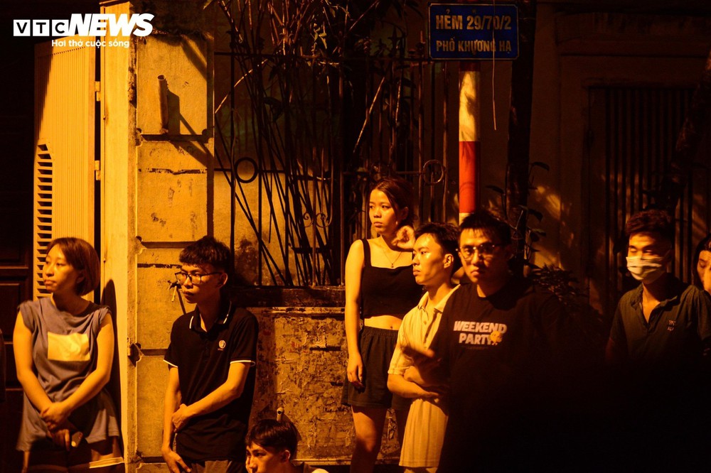 Hiện trường vụ cháy chung cư mini ở Hà Nội trong đêm, nhiều người ngất xỉu - Ảnh 7.