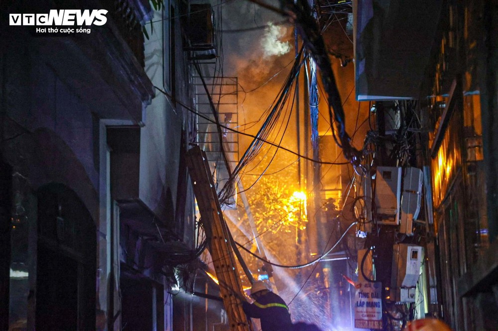 Hiện trường vụ cháy chung cư mini ở Hà Nội trong đêm, nhiều người ngất xỉu - Ảnh 6.