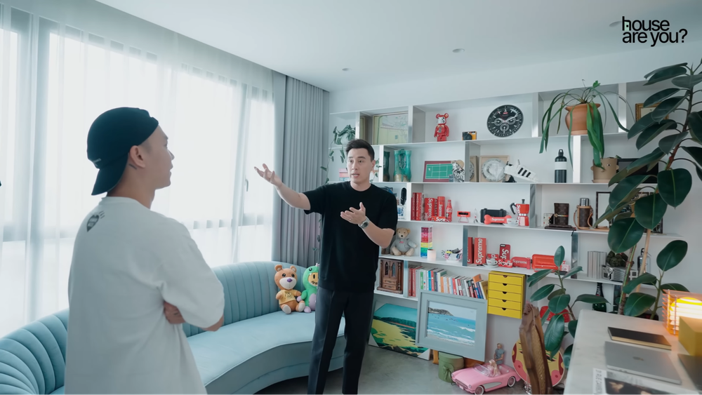House Are You? Tập 2: Lần đầu hé lộ căn phòng chill đẹp mắt và đầy kỷ niệm của doanh nhân Vũ Minh Kông - Ảnh 1.