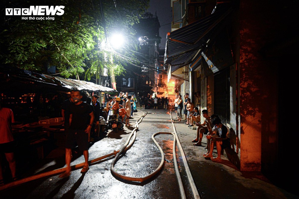 Hiện trường vụ cháy chung cư mini ở Hà Nội trong đêm, nhiều người ngất xỉu - Ảnh 4.