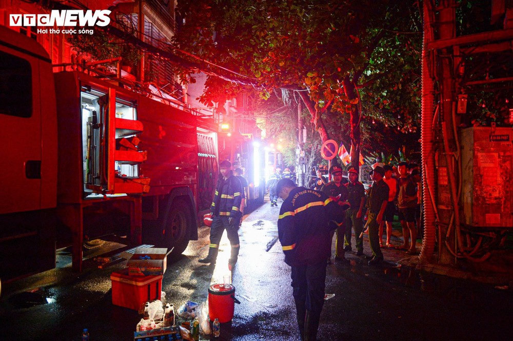 Hiện trường vụ cháy chung cư mini ở Hà Nội trong đêm, nhiều người ngất xỉu - Ảnh 3.