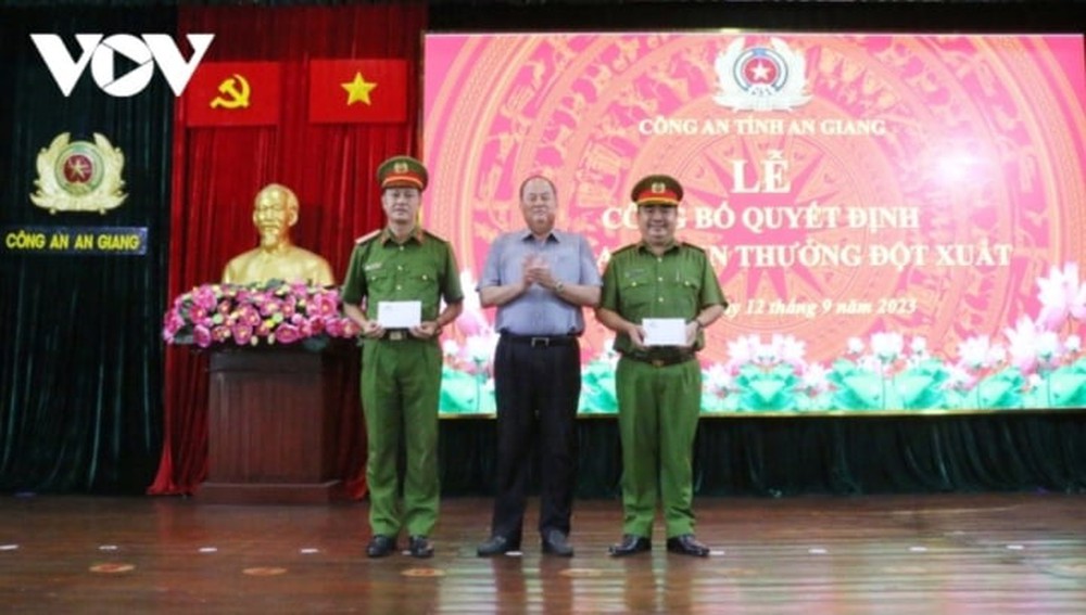 Vụ bé trai bị ném xuống sông: Vinh danh cha con chở ghe lúa cứu cháu bé - Ảnh 2.