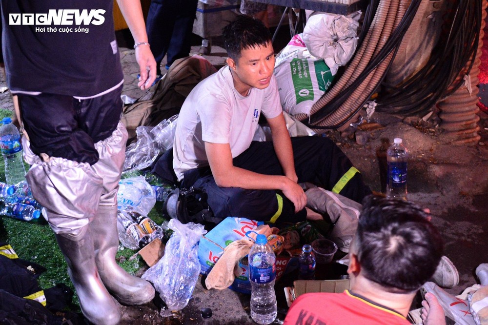 Hiện trường vụ cháy chung cư mini ở Hà Nội trong đêm, nhiều người ngất xỉu - Ảnh 16.
