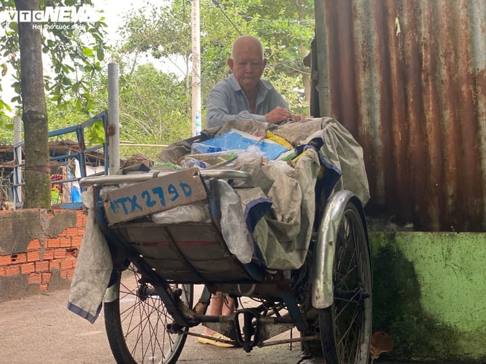 Cụ ông 93 tuổi đạp xích lô kiếm sống, vẫn đau đáu giúp người khổ hơn mình - Ảnh 1.