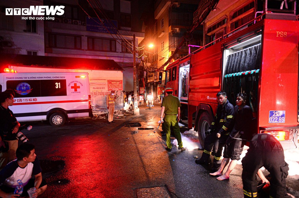 Hiện trường vụ cháy chung cư mini ở Hà Nội trong đêm, nhiều người ngất xỉu - Ảnh 14.