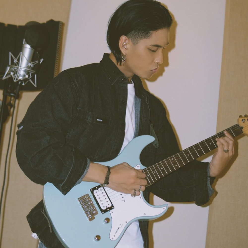 Danh tính anh đánh guitar “hớp hồn” netizen ở Rap Việt: Bạn thân wokeup, đang học ở Mỹ bỏ về làm nhạc - Ảnh 8.