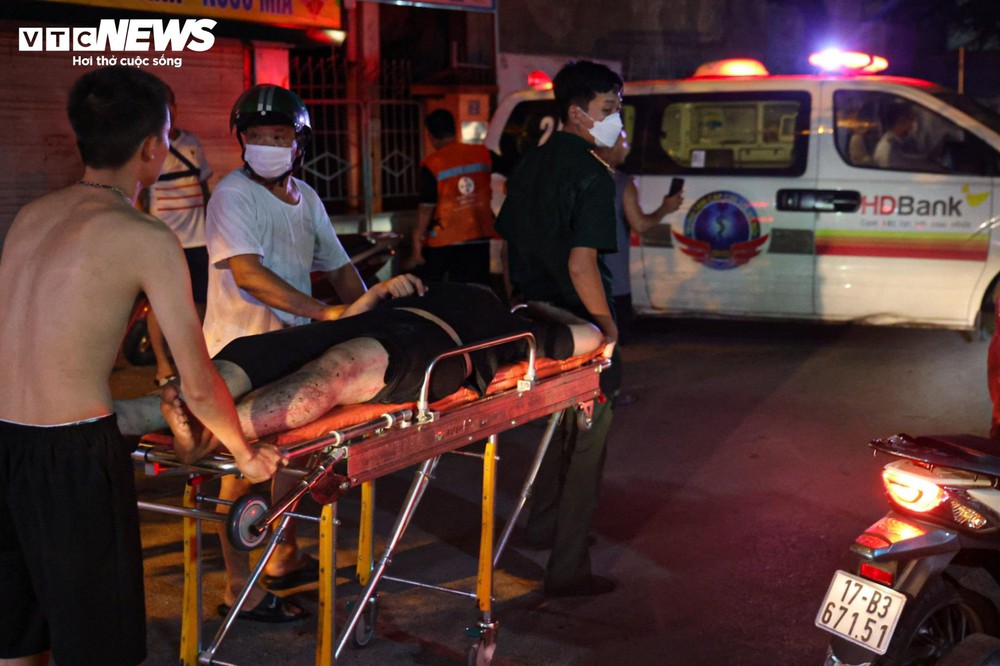 Hiện trường vụ cháy chung cư mini ở Hà Nội trong đêm, nhiều người ngất xỉu - Ảnh 11.