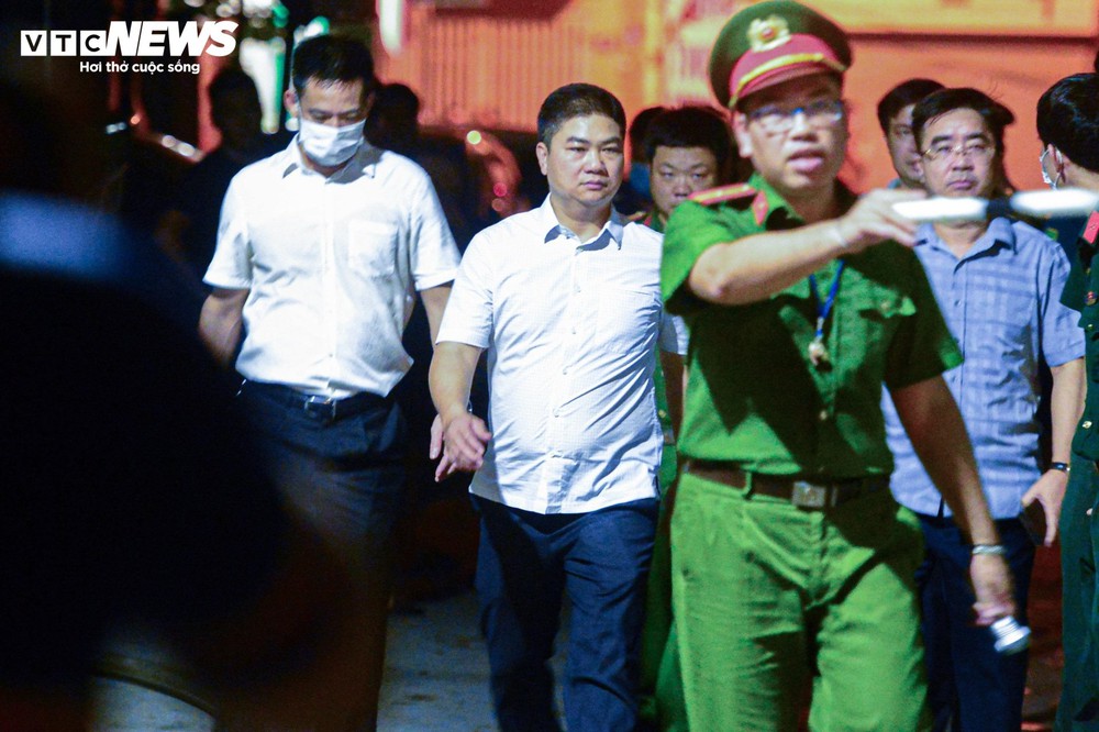 Hiện trường vụ cháy chung cư mini ở Hà Nội trong đêm, nhiều người ngất xỉu - Ảnh 9.
