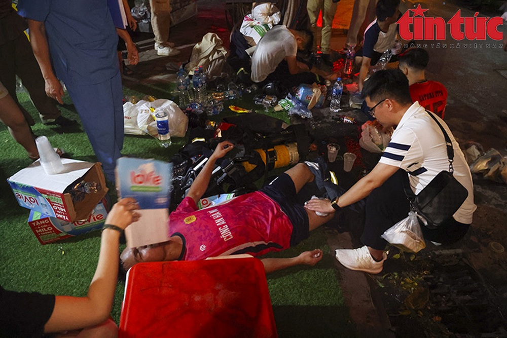 Hà Nội: Chung cư mini cháy dữ dội, cảnh sát PCCC xuyên đêm cứu người - Ảnh 12.