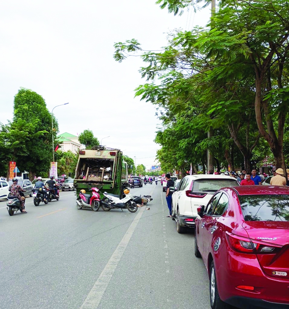 Vụ tài xế mở cửa khiến người phụ nữ chết thảm:  Tài xế xe nào phải chịu trách nhiệm? - Ảnh 2.