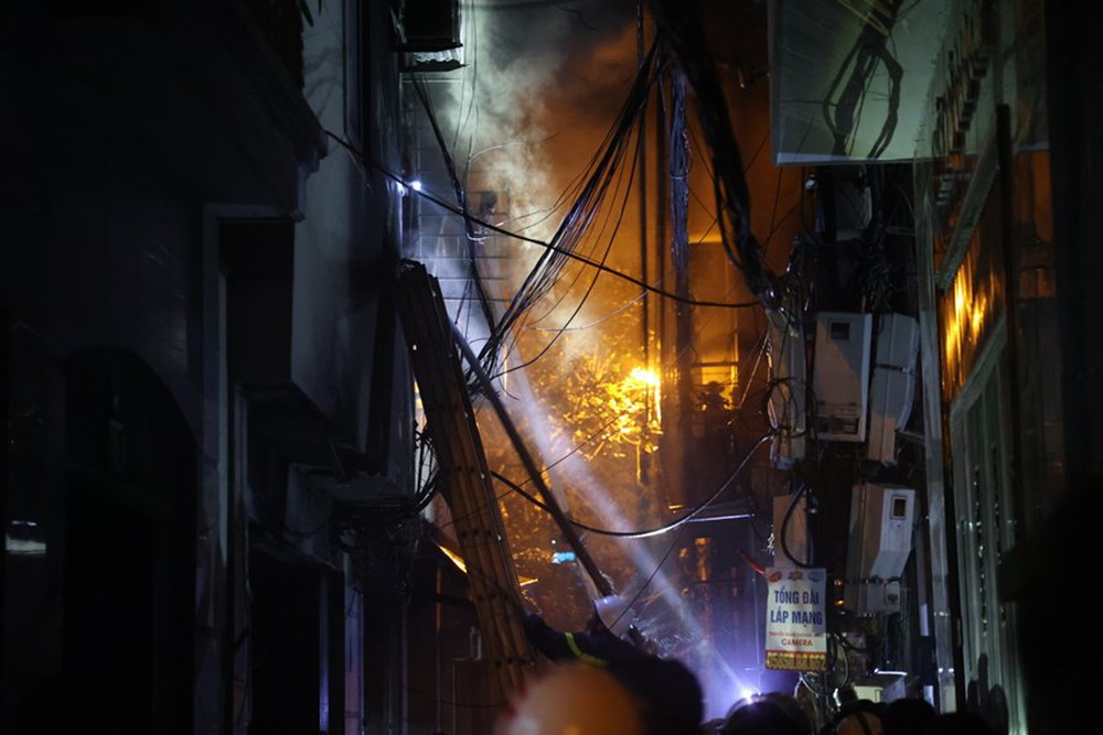 Vụ cháy chung cư mini tại Hà Nội: Mòn mỏi chờ tin người thân mất liên lạc - Ảnh 11.