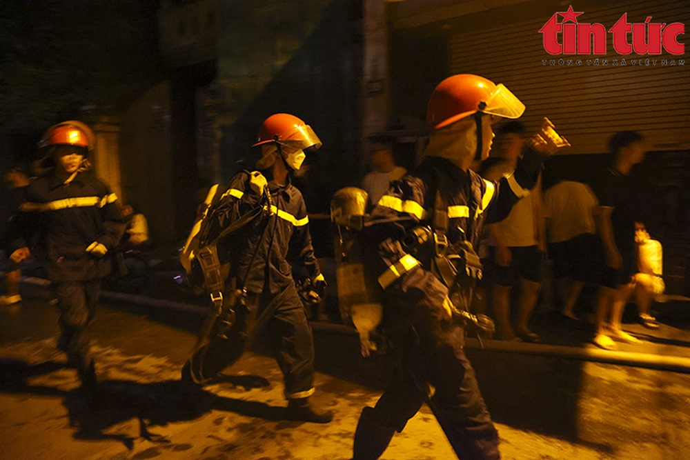 Hà Nội: Chung cư mini cháy dữ dội, cảnh sát PCCC xuyên đêm cứu người - Ảnh 3.