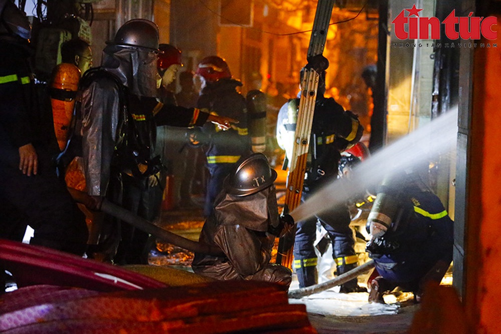 Hà Nội: Chung cư mini cháy dữ dội, cảnh sát PCCC xuyên đêm cứu người - Ảnh 2.