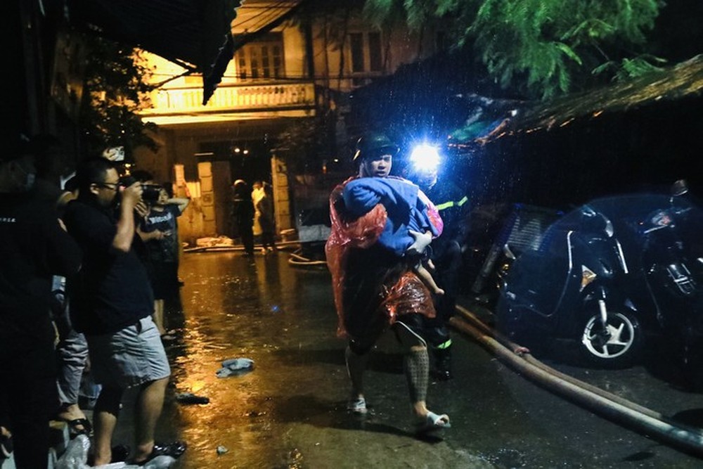 Cháy chung cư mini ở Hà Nội: Khẩn trương đưa cháu bé đi cấp cứu - Ảnh 2.