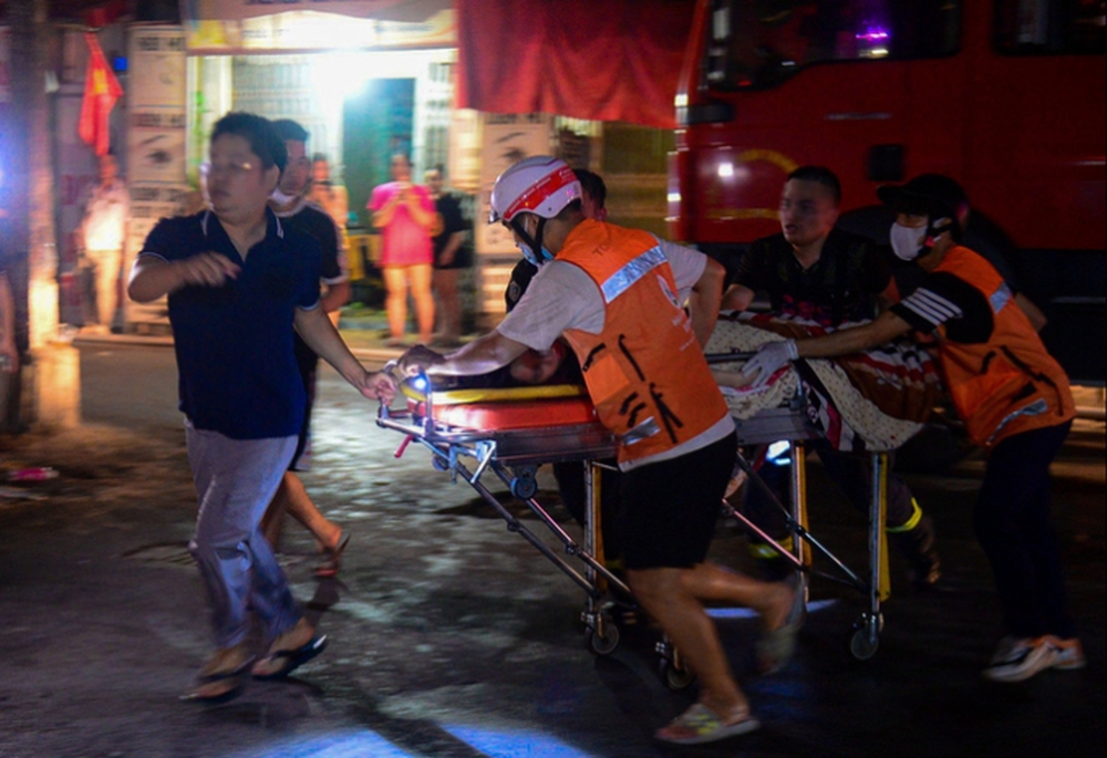Cháy chung cư mini ở Hà Nội: 54 nạn nhân được đưa đi cấp cứu, hơn 10 người tử vong ngoại viện - Ảnh 3.