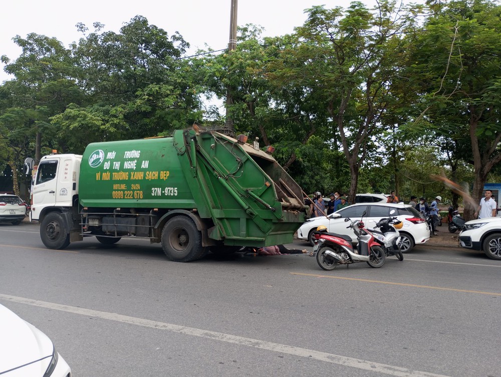 Vụ tài xế mở cửa khiến người phụ nữ chết thảm:  Tài xế xe nào phải chịu trách nhiệm? - Ảnh 1.