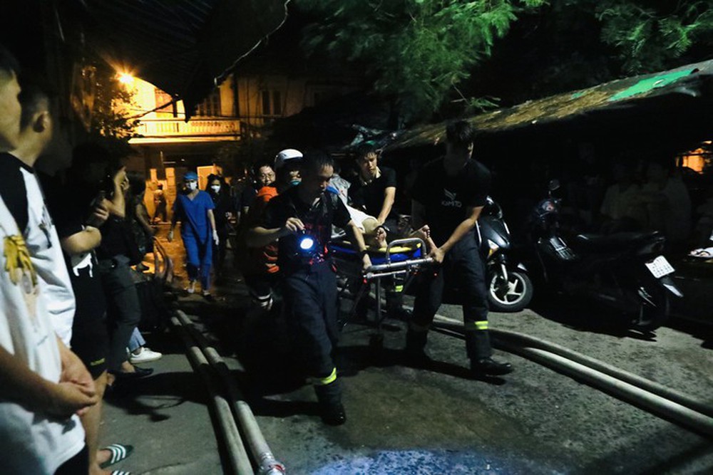 Cháy chung cư mini ở Hà Nội: Khẩn trương đưa cháu bé đi cấp cứu - Ảnh 1.