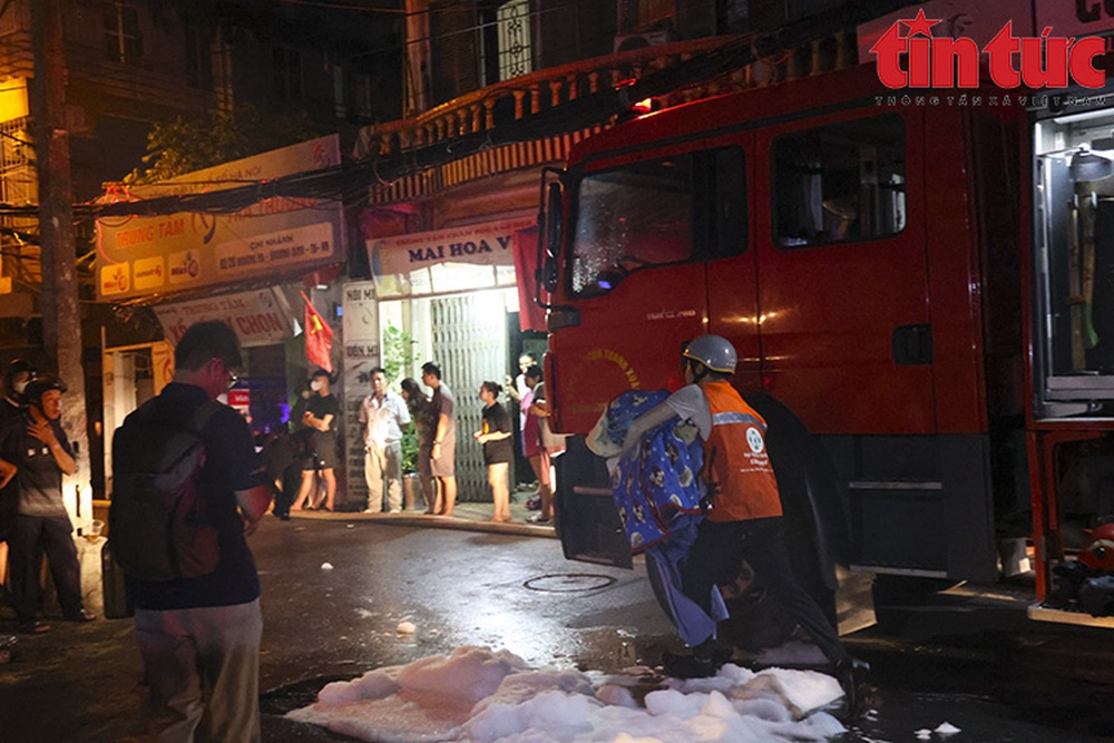 Hà Nội: Chung cư mini cháy dữ dội, cảnh sát PCCC xuyên đêm cứu người - Ảnh 10.