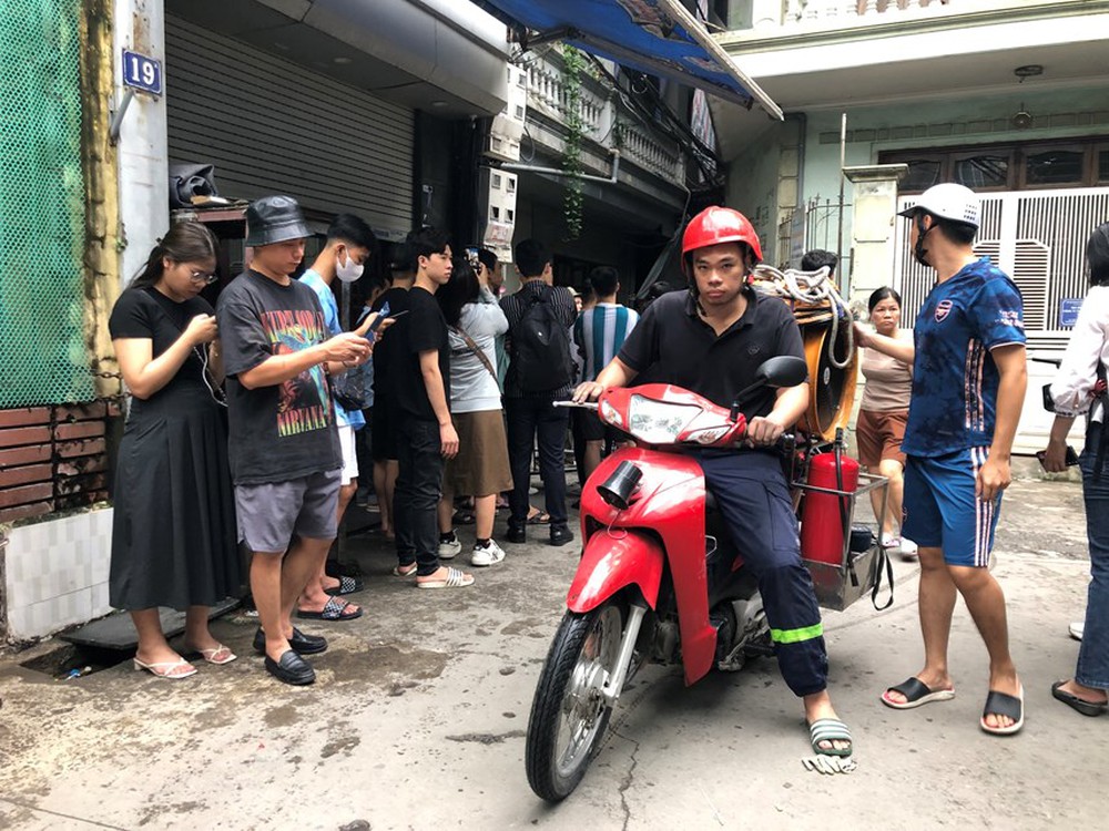 Vụ cháy chung cư mini tại Hà Nội: Mòn mỏi chờ tin người thân mất liên lạc - Ảnh 8.