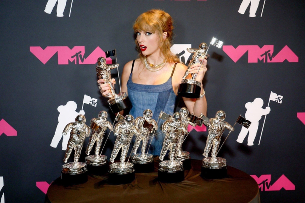"Playing" the VMAs too much, Taylor Swift lost a diamond worth nearly 400 million VND - Photo 1.