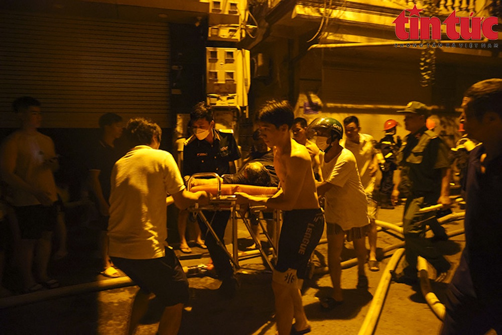 Hà Nội: Chung cư mini cháy dữ dội, cảnh sát PCCC xuyên đêm cứu người - Ảnh 7.