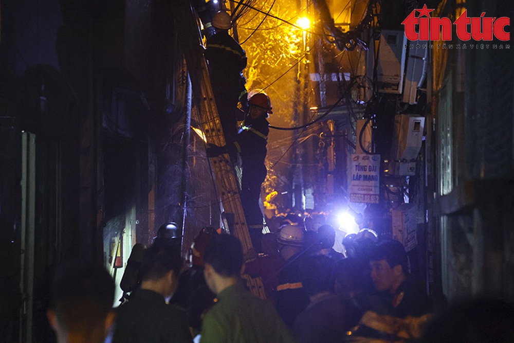 Hà Nội: Chung cư mini cháy dữ dội, cảnh sát PCCC xuyên đêm cứu người - Ảnh 4.