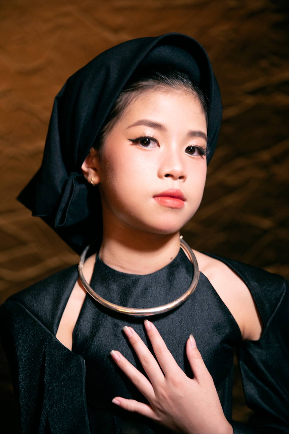 Mẫu nhí Linh Đan cùng giữ vai trò vedette với hoa hậu Lương Thùy Linh, trình diễn cuốn hút - Ảnh 7.