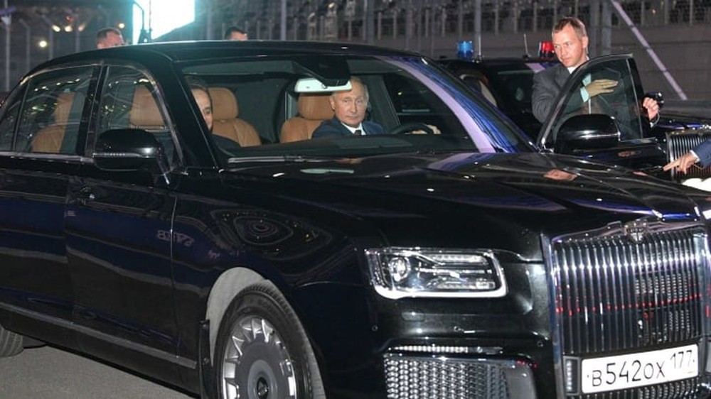 Chủ tịch Kim Jong-un được mời trải nghiệm xe limousine của Tổng thống Putin - Ảnh 3.