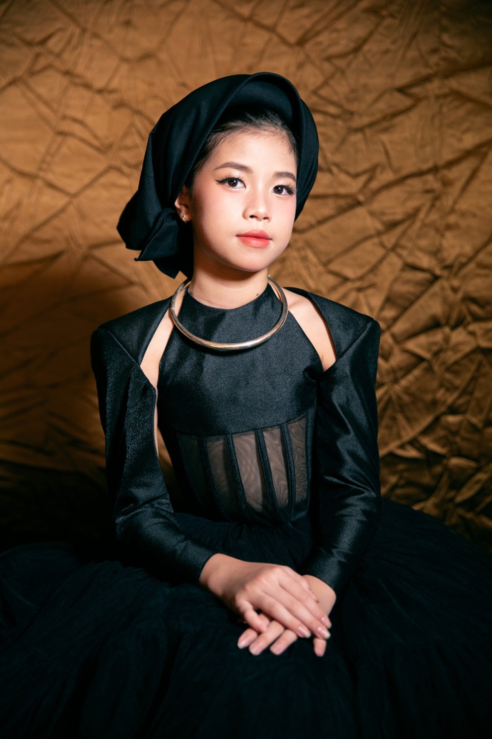 Mẫu nhí Linh Đan cùng giữ vai trò vedette với hoa hậu Lương Thùy Linh, trình diễn cuốn hút - Ảnh 6.