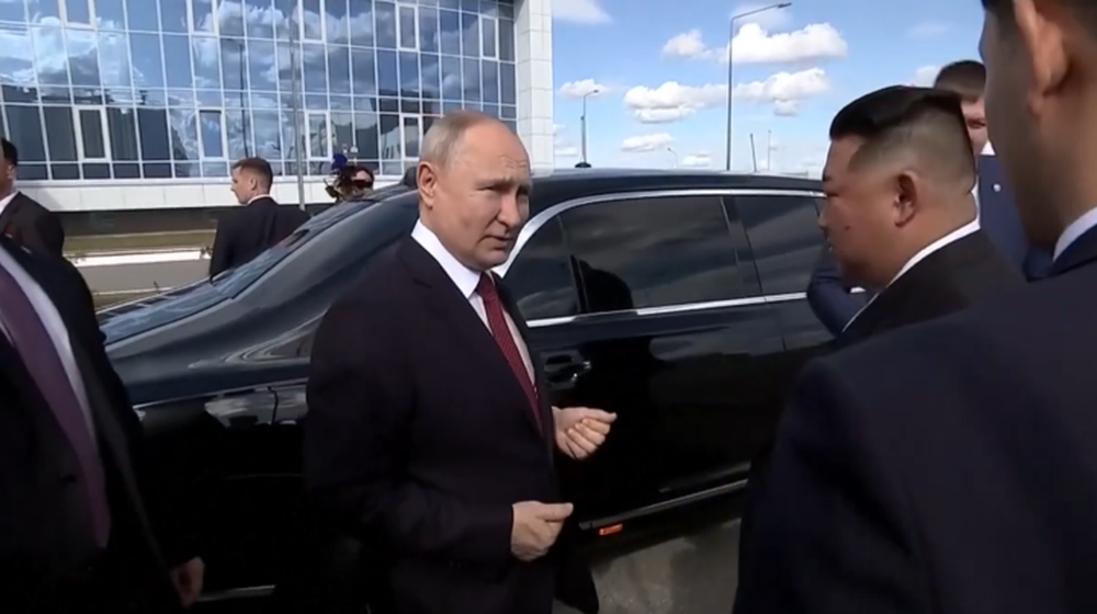 Chủ tịch Kim Jong-un được mời trải nghiệm xe limousine của Tổng thống Putin - Ảnh 2.