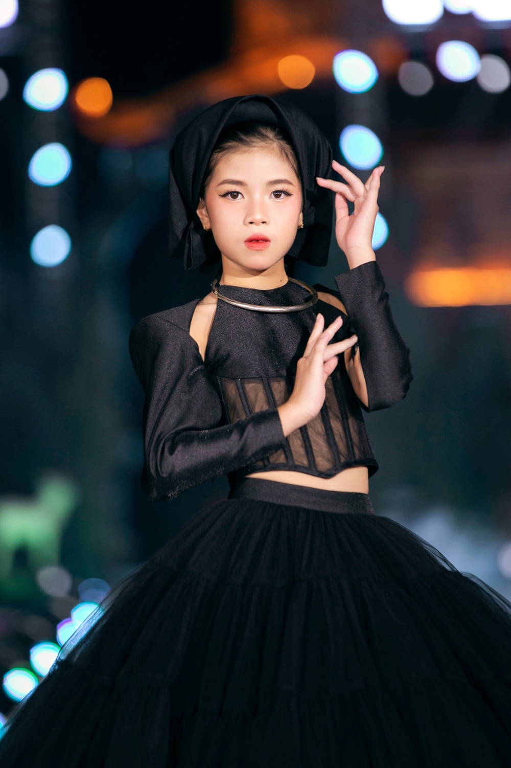 Mẫu nhí Linh Đan cùng giữ vai trò vedette với hoa hậu Lương Thùy Linh, trình diễn cuốn hút - Ảnh 3.