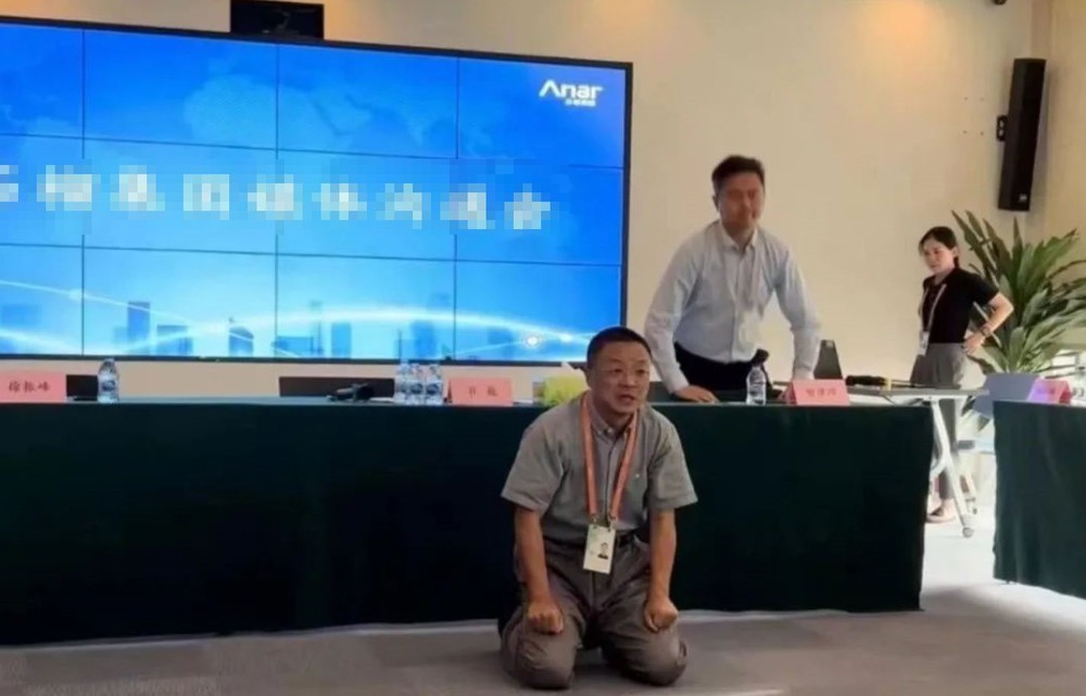 Đấu đá nội bộ khiến chủ tịch tập đoàn bất động sản ở Trung Quốc phải quỳ khóc cầu cứu - Ảnh 1.