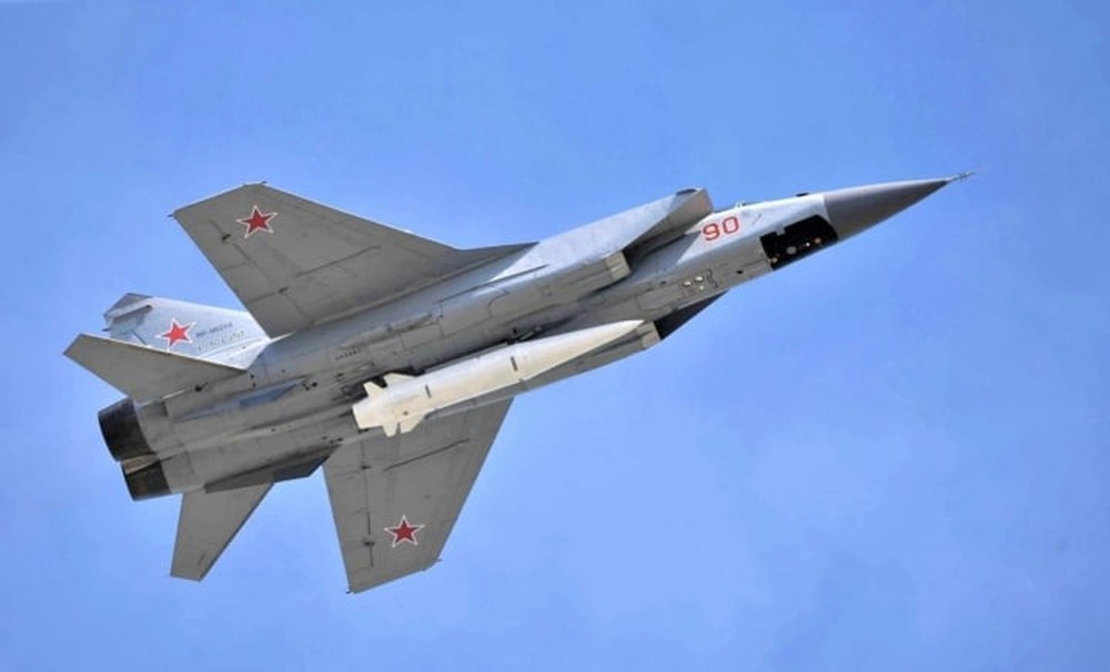 Lần đầu tiên Su-34 mang tên lửa siêu thanh Kinzhal tấn công mục tiêu ở Ukraine - Ảnh 4.