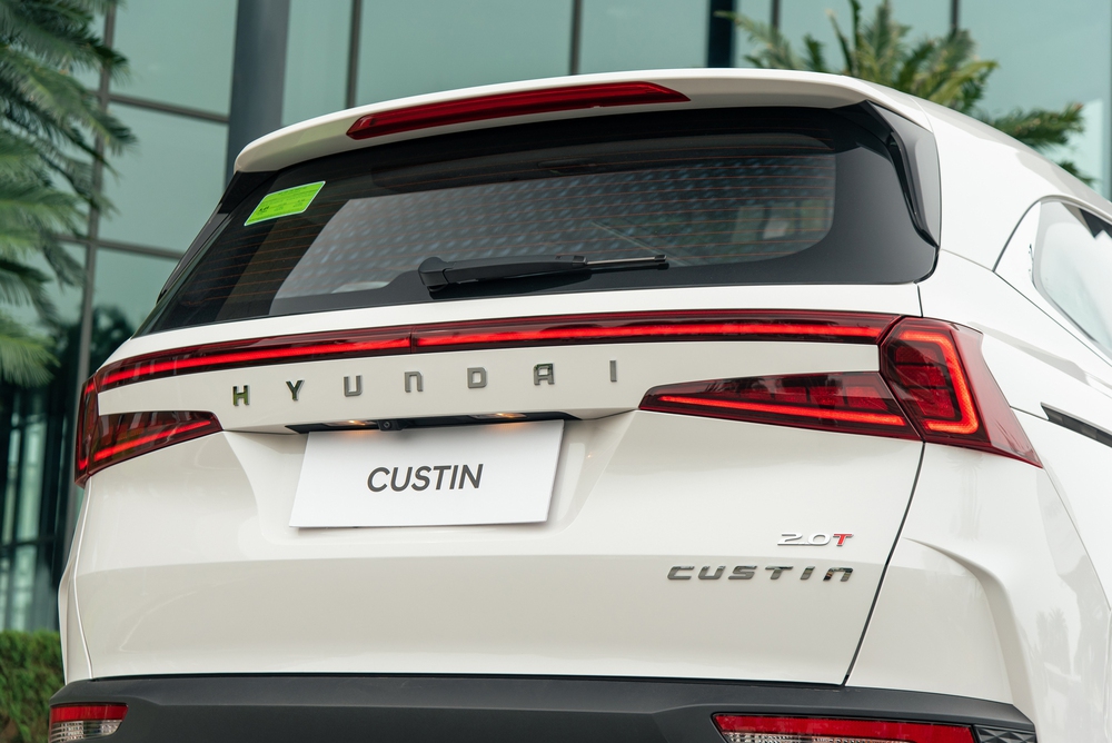 Hyundai Custin ra mắt Việt Nam: Giá từ 850 triệu rẻ nhất phân khúc, phả hơi nóng lên Carnival, lấn sân cả Innova mới - Ảnh 7.
