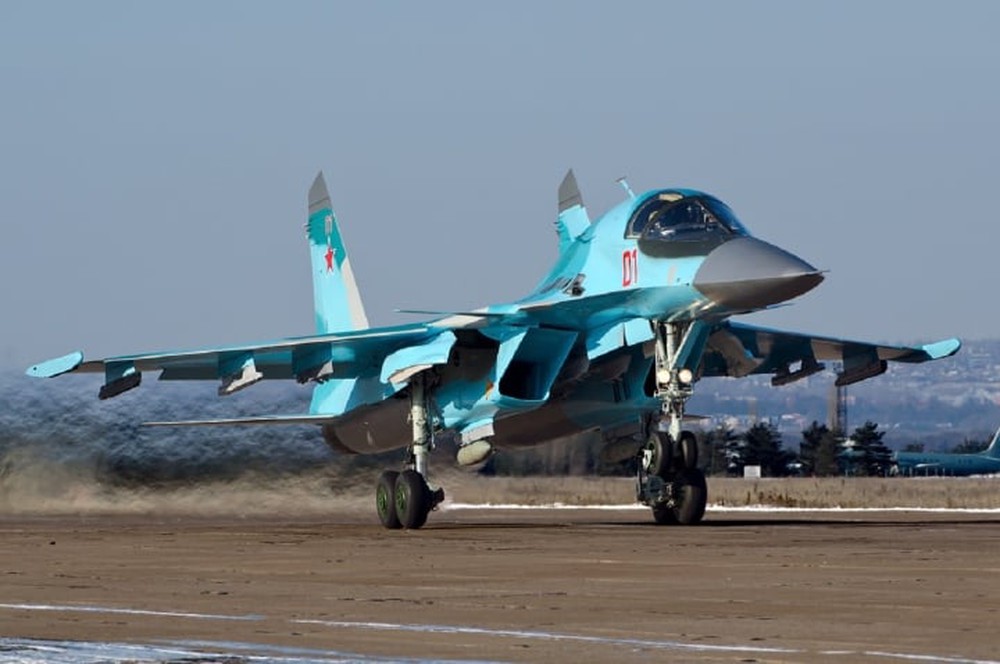 Lần đầu tiên Su-34 mang tên lửa siêu thanh Kinzhal tấn công mục tiêu ở Ukraine - Ảnh 3.