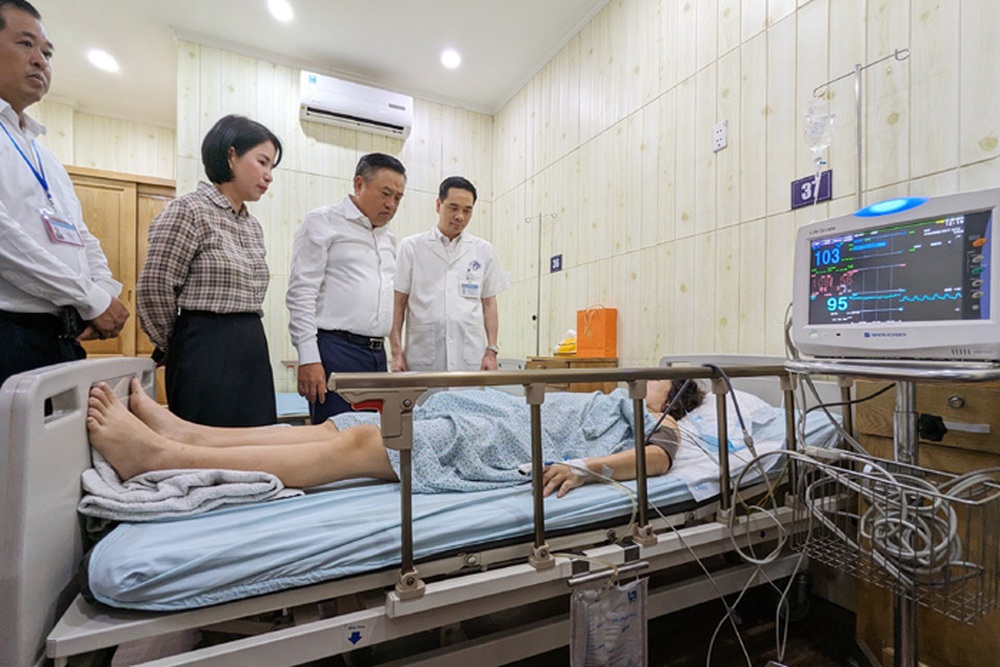 Chủ tịch Hà Nội rút ngắn chuyến công tác nước ngoài, tới thăm nạn nhân vụ cháy chung cư mini - Ảnh 1.
