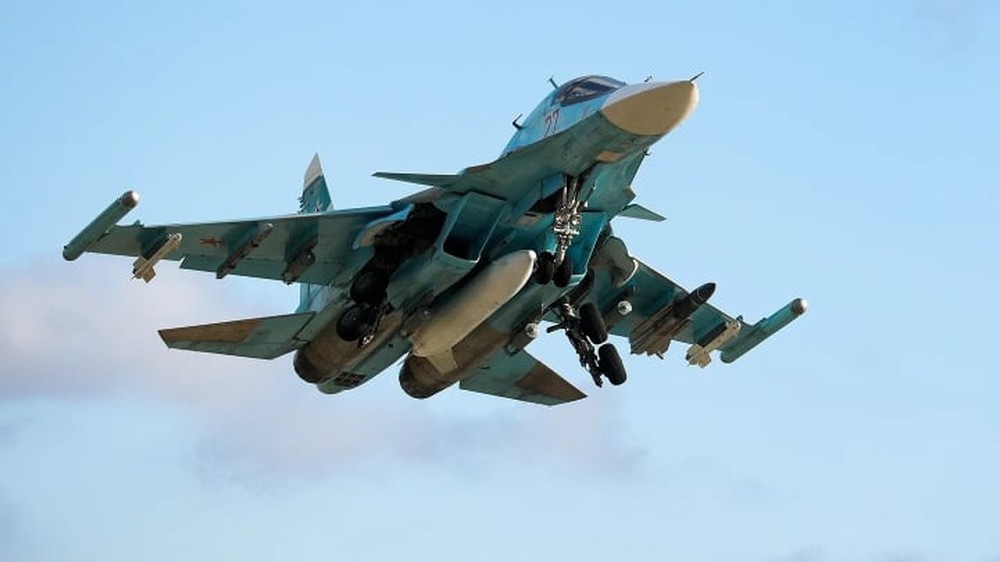 Lần đầu tiên Su-34 mang tên lửa siêu thanh Kinzhal tấn công mục tiêu ở Ukraine - Ảnh 1.