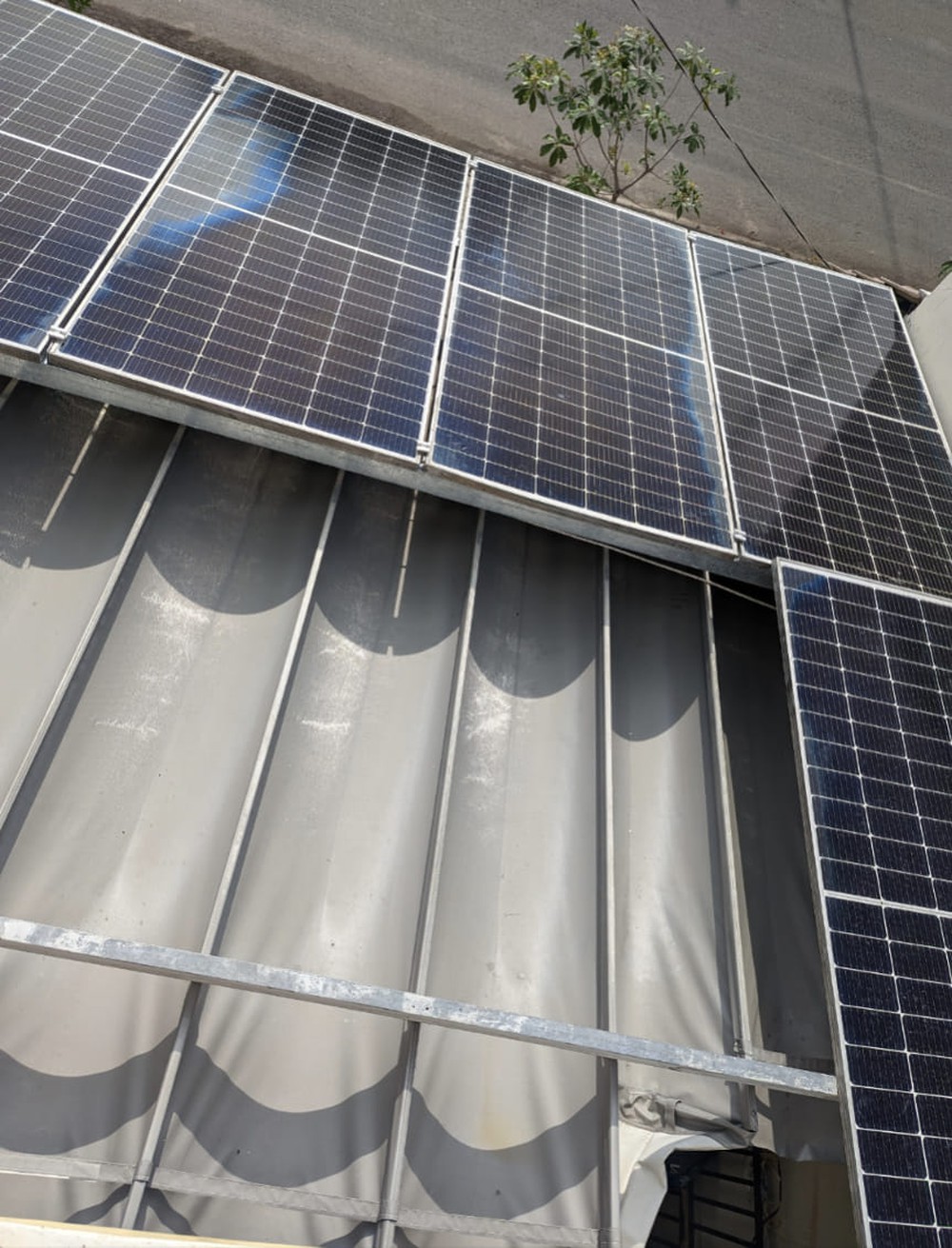 Chủ xe VinFast VF 8 tự làm sạc điện mặt trời: Mỗi ngày đi gần 40km, tiết kiệm 1,8 triệu/tháng tiền điện - Ảnh 4.