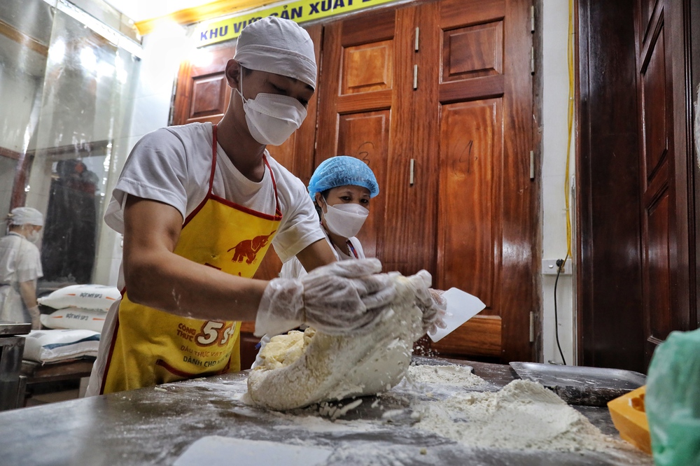 Hà Nội: Cận cảnh quy trình làm bánh Trung Thu ở làng Xuân Đỉnh - Ảnh 9.