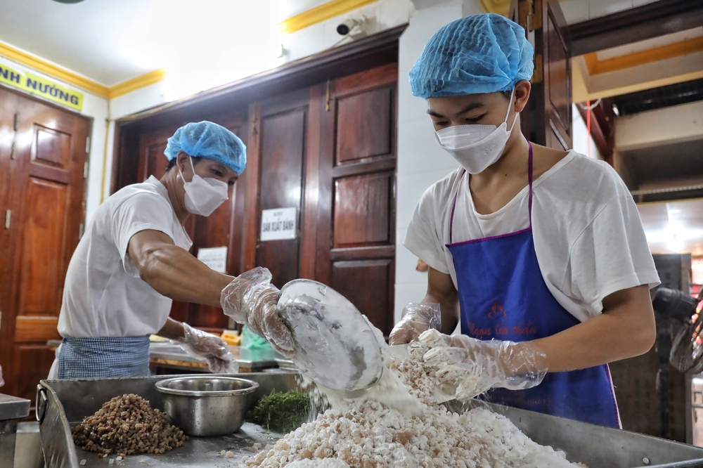 Hà Nội: Cận cảnh quy trình làm bánh Trung Thu ở làng Xuân Đỉnh - Ảnh 7.