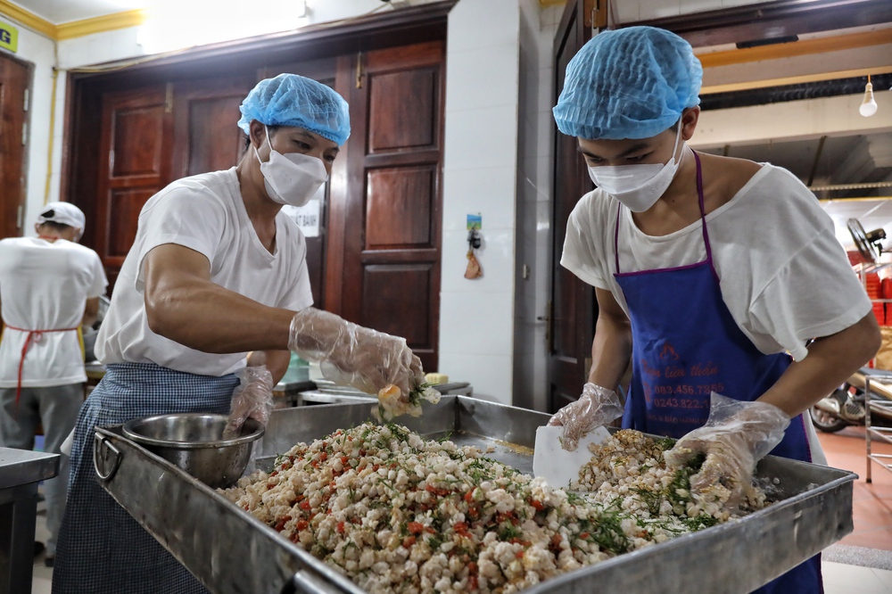 Hà Nội: Cận cảnh quy trình làm bánh Trung Thu ở làng Xuân Đỉnh - Ảnh 5.