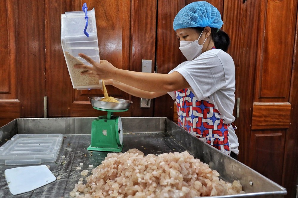 Hà Nội: Cận cảnh quy trình làm bánh Trung Thu ở làng Xuân Đỉnh - Ảnh 3.
