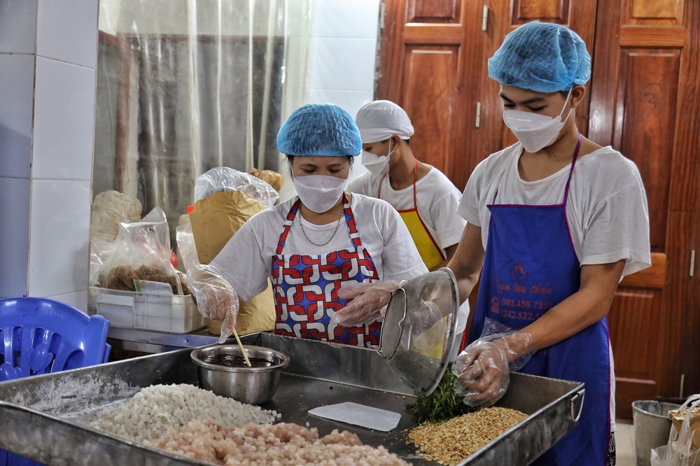 Hà Nội: Cận cảnh quy trình làm bánh Trung Thu ở làng Xuân Đỉnh - Ảnh 2.